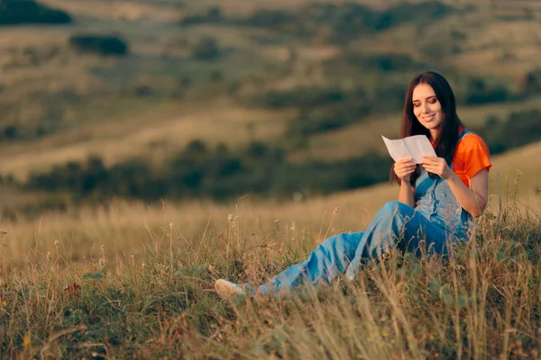 Woman Reading Love Letter Outdoors Nature — Stock Photo, Image