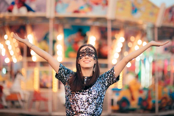 Perempuan Mengenakan Karnaval Topeng Funfair Amusement Park — Stok Foto