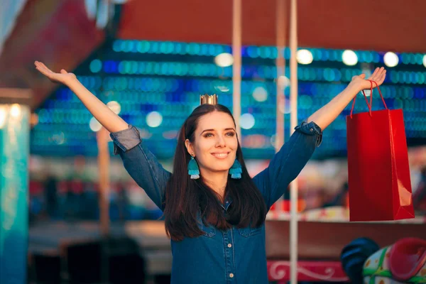 Donna Che Shopping Nel Parco Divertimenti Durante Stagione Delle Feste — Foto Stock