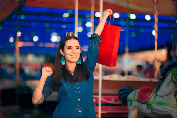 Donna Che Shopping Nel Parco Divertimenti Durante Stagione Delle Feste — Foto Stock