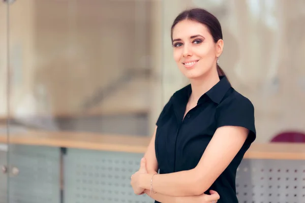 Mujer Negocios Corporativa Pie Interior Del Edificio Oficinas — Foto de Stock