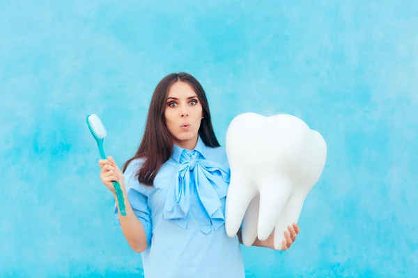 Mujer Divertida Sosteniendo Diente Gran Tamaño Imagen Del Concepto Dentista — Foto de Stock