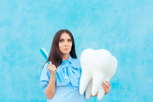 Mujer Divertida Sosteniendo Diente Gran Tamaño Imagen Del Concepto Dentista — Foto de Stock