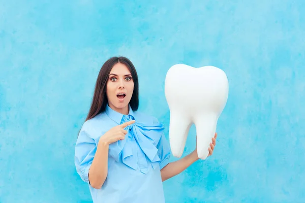 Funny Woman Holding Oversized Tooth Dentist Concept Image — Stock Photo, Image