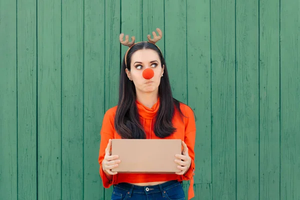 Gadis Pengiriman Natal Memegang Banyak Paket — Stok Foto