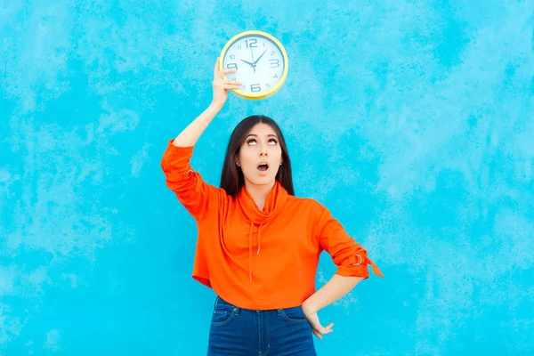 Mulher Segurando Relógio Verificando Tempo Fundo Azul — Fotografia de Stock