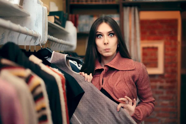 Красива Жінка Перевіряє Холодну Погодну Сукню Магазині — стокове фото