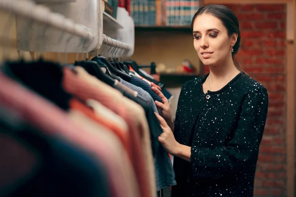 Güzel Zarif Kadın Kontrol Dışarı Bir Dükkanda Kazak — Stok fotoğraf