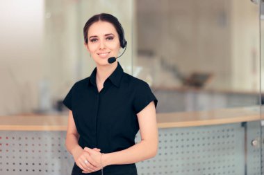 Çağrı merkezi müşteri hizmeti operatör işyerinde 