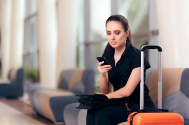 Kadın okuma telefon mesajları Havaalanı bekleme odasında