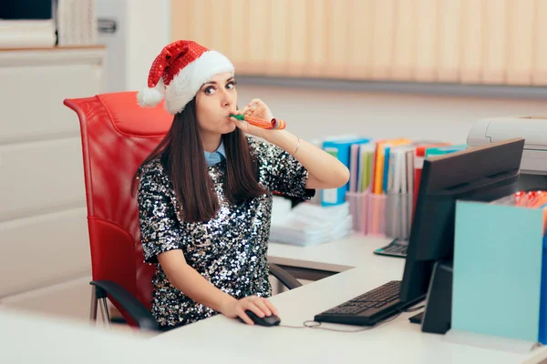 Счастливая Девушка Проводит Рождественские Каникулы Офисе — стоковое фото