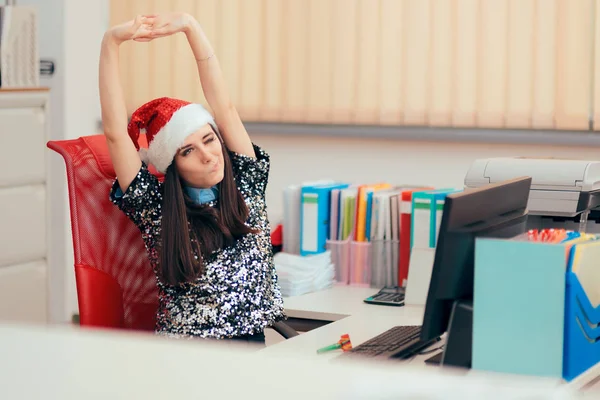 Втомлена Жінка Проводить Різдвяні Канікули Офісі — стокове фото
