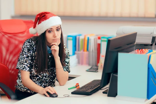 Smutná Žena Tráví Vánoční Dovolenou Kanceláři — Stock fotografie
