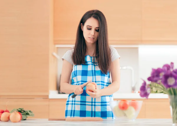 Ragazza Cuoco Con Grembiule Fare Insalata Suo Cucina — Foto Stock