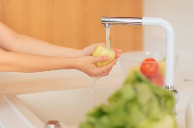 Mutfakta sarı biber yıkama eller lavabo 