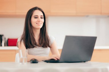 Mutlu kız onu Laptop çalışma From Home 