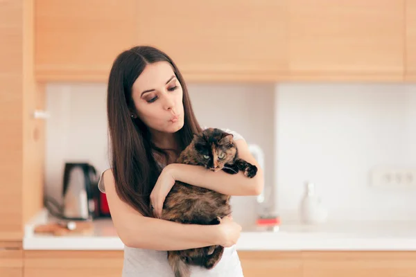 Mulher Segurando Seu Gato Pet Dentro Casa — Fotografia de Stock