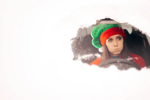 Boże Narodzenie Śmieszne Dziewczyna Jazdy Śniegu Niepogodę — Zdjęcie stockowe