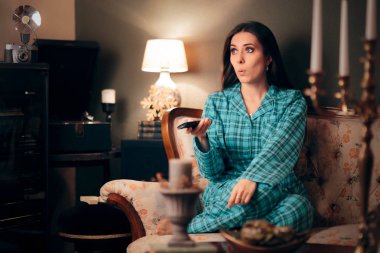 Kız giyiyor pijama Tv izlerken onun odasına