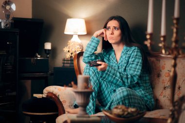 Kız giyiyor pijama Tv izlerken onun odasına