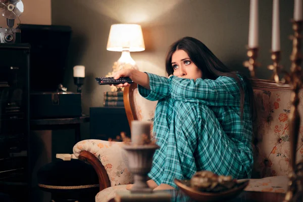 Fille Portant Pyjama Regarder Télévision Dans Chambre — Photo