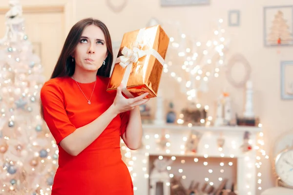 Mujer Curiosa Revisando Regalo Navidad Mañana —  Fotos de Stock