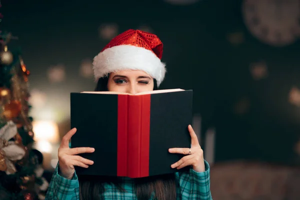 Dívka Která Nosí Santa Hat Čtení Příběh Příběh Knihy — Stock fotografie