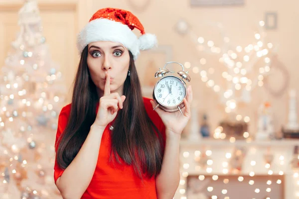 Mulher Natal Com Relógio Alarme Esperando Papai Noel — Fotografia de Stock