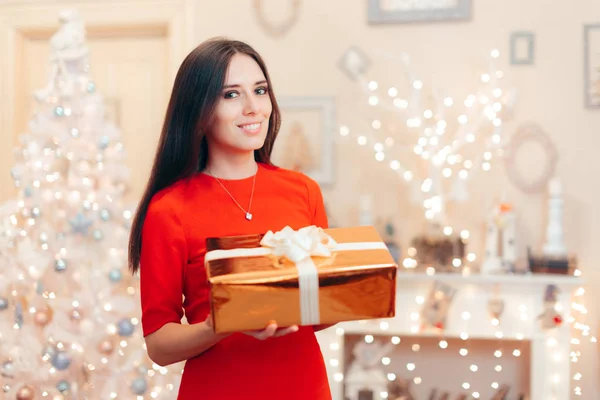 Счастливая Женщина Коробкой Рождественских Подарков — стоковое фото