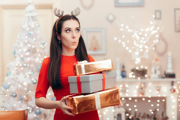 Wanita Bahagia Memegang Banyak Hadiah Natal — Stok Foto