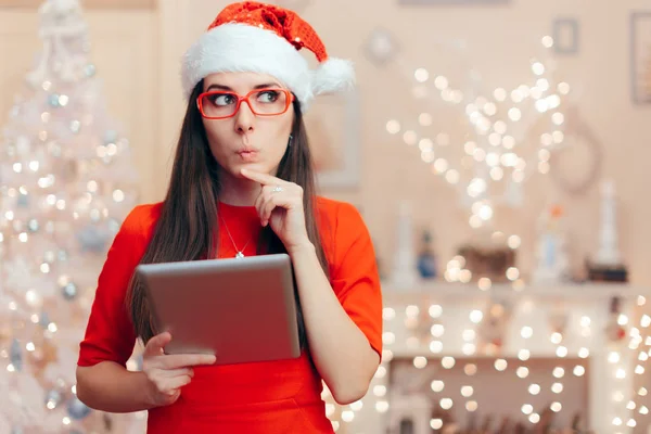 Santa Meisje Met Tablet Thuis Het Vieren Van Kerstmis — Stockfoto