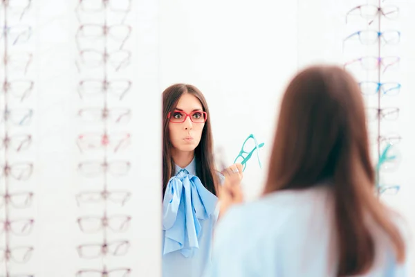 Frau Probiert Viele Brillen Und Schaut Den Spiegel — Stockfoto