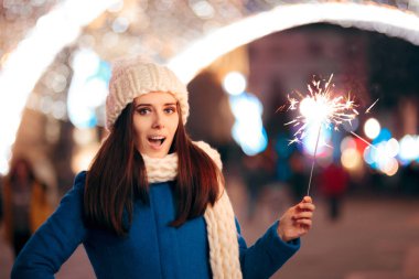 Açık havada kış tatilleri kutluyor havai fişek ile neşeli kız