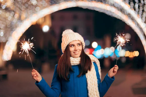 Весела Дівчина Феєрверками Відкритому Повітрі Святкування Зимових Свят — стокове фото