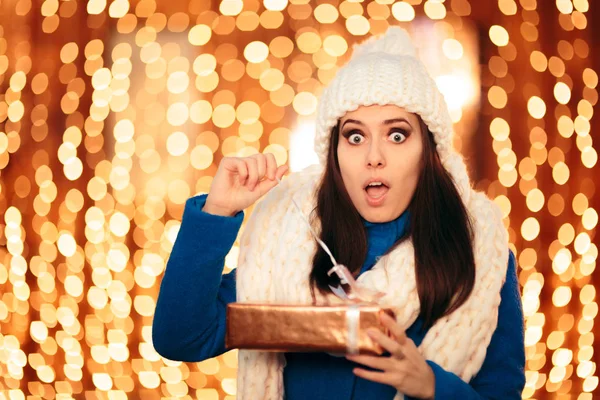 Mujer Divertida Abriendo Regalo Navidad Celebrando Vacaciones Invierno —  Fotos de Stock