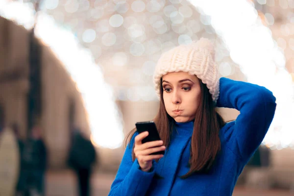 Chica Recibiendo Mensajes Texto Inapropiados Tiempo Navidad — Foto de Stock