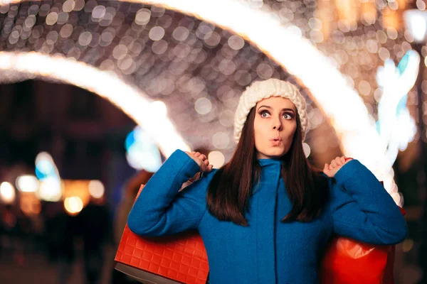 Счастливая Девушка Держит Сумки Покупками Рождественских Огнях — стоковое фото