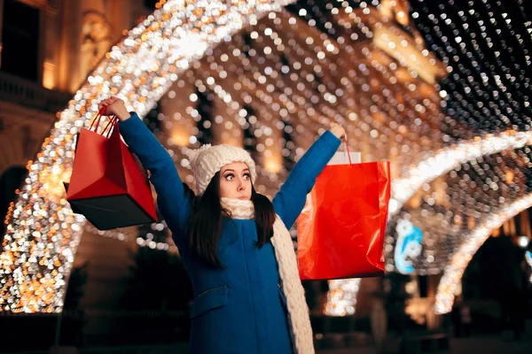 Щаслива Дівчина Тримає Сумки Різдвяних Вогнях Dcor — стокове фото
