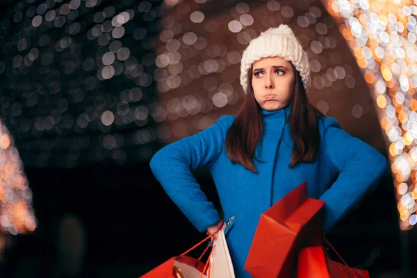 Trött Tjej Håller Kassar Christmas Lights Dcor — Stockfoto