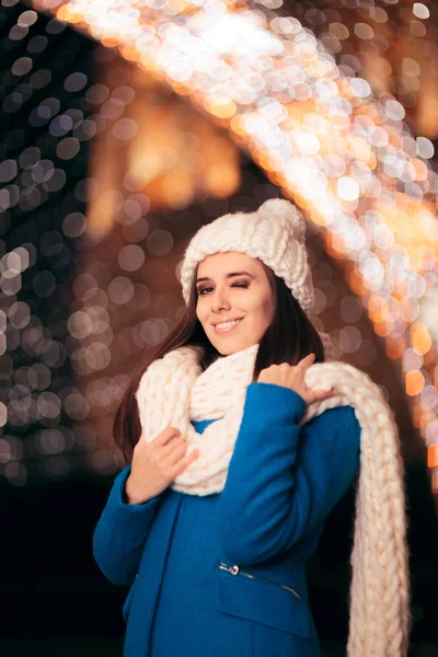 ニットのビーニーとクリスマスを楽しんでスカーフ冬の女の子 — ストック写真