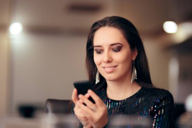 Smartphone okuma metin mesajları tutan parti kadın
