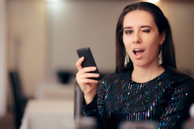 Smartphone okuma metin mesajları tutan parti kadın