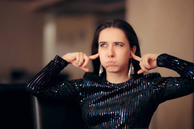 Bir partide yüksek sesle kötü müzik nefret mutsuz kız