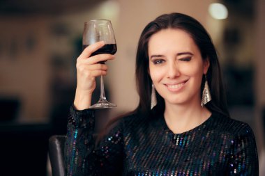 Bir partide kırmızı şarap ile Toasting kadın