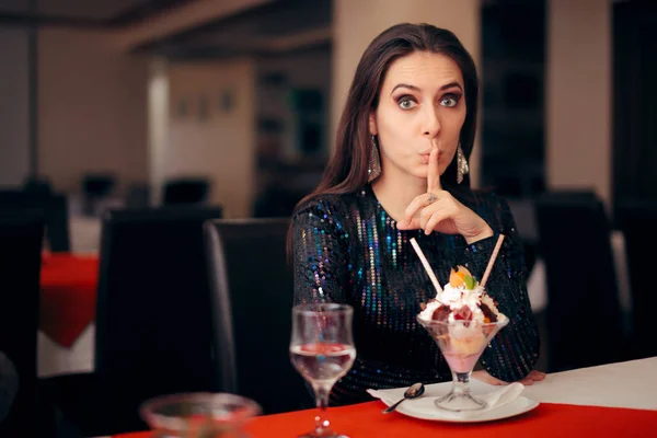 Chica Divertida Con Postre Divertido Una Fiesta — Foto de Stock