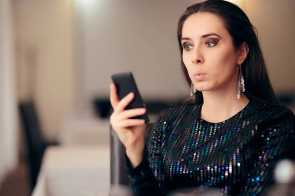 Partido Mulher Segurando Smartphone Leitura Mensagens Texto — Fotografia de Stock