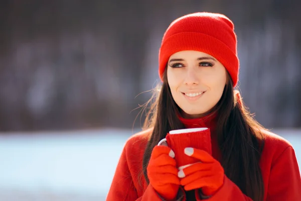 Winter Vrouw Met Een Mok Met Warme Drank Buitenshuis — Stockfoto