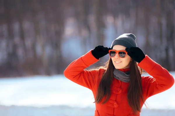 Mujer Invierno Con Gafas Sol Aire Libre —  Fotos de Stock
