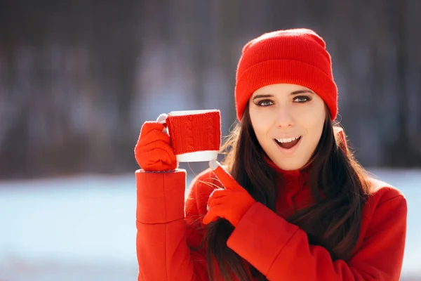 屋外のホット飲料とマグカップを保持している冬女性 — ストック写真