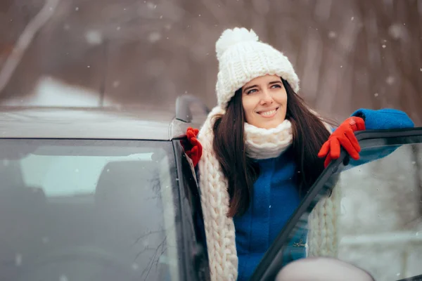 Conductora Feliz Pie Junto Coche Admirando Nieve —  Fotos de Stock